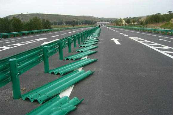 广东波形护栏的维护与管理确保道路安全的关键步骤