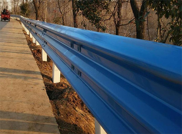 广东公路波形护栏板的优点